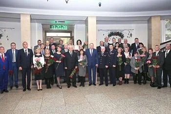 Глава региона вручил медицинским работникам региона государственные награды