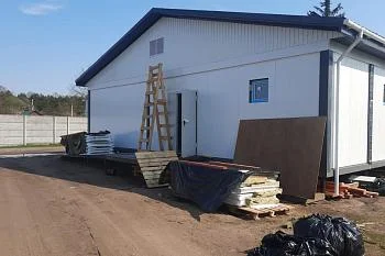 Продолжаются работы по установке врачебной амбулатории в поселке Взморье